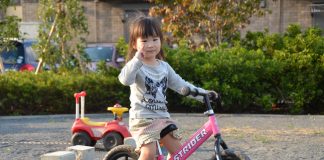 Mẹ có nên mua xe cân bằng cho bé sử dụng hay không?