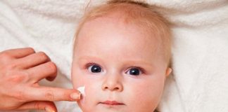 Mẹ có nên dùng kem dưỡng trắng da cho bé không ? kem trắng da cho bé