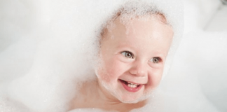 Mẹ có nên dùng sữa tắm cho trẻ sơ sinh hay không?