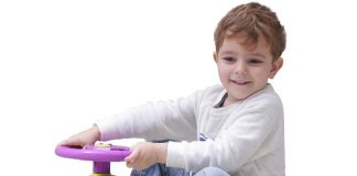 Giải đáp thắc mắc xe lắc dành cho bé mấy tuổi là phù hợp nhất?