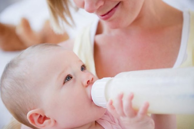 có nên cho trẻ sơ sinh uống sữa non