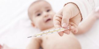 Mách mẹ cách kẹp nhiệt kế cho trẻ sơ sinh Cách kẹp nhiệt kế cho trẻ sơ sinh