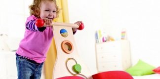 Sử dụng xe tập đi bằng gỗ cho bé có tốt không ? Xe tập đi bằng gỗ cho bé có tốt không