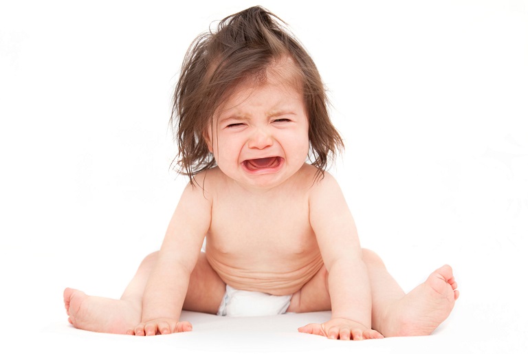 Trẻ khó chịu khi dị ứng với bỉm.