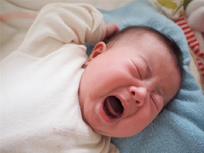 Kinh nghiệm nuôi con: Bé khóc đêm nhiều phải sao?