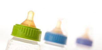 Vệ sinh bình sữa: Bao lâu phải thay núm bình sữa cho bé?