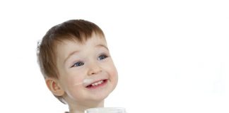 Trẻ 2 tuổi nên uống sữa tươi hay sữa bột là tốt nhất?