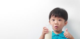 Bé 3 tuổi nên uống sữa tươi hay sữa bột là tốt nhất?