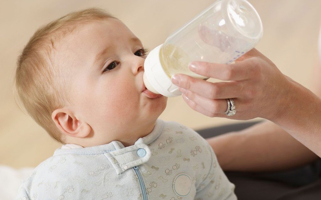 Mẹ có nên cho trẻ uống nhiều sữa tươi hay không?