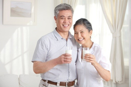 Review sữa Ensure nước cho người già có tốt không, giá bao nhiêu?