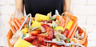 Sau sinh ăn hải sản được không? Ăn hải sản có ảnh hưởng đến con không?