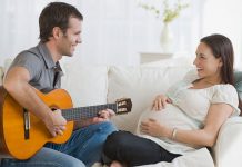 Bé tình cảm hơn nhờ thai giáo với bố