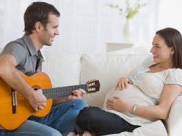 Bé tình cảm hơn nhờ thai giáo với bố