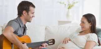 Bé tình cảm hơn nhờ thai giáo với bố