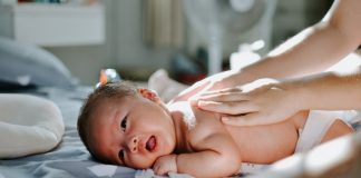 Tắm nắng cho bé như nào mới đúng và tắm nắng bao lâu là đủ