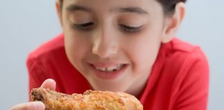 Trẻ mấy tháng ăn được thịt gà & ăn như thế nào hợp lý? tre-may-thang-an-duoc-thit-ga