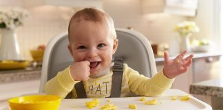 Mấy tháng tuổi thì trẻ nên ăn dặm và ăn lượng bao nhiêu?