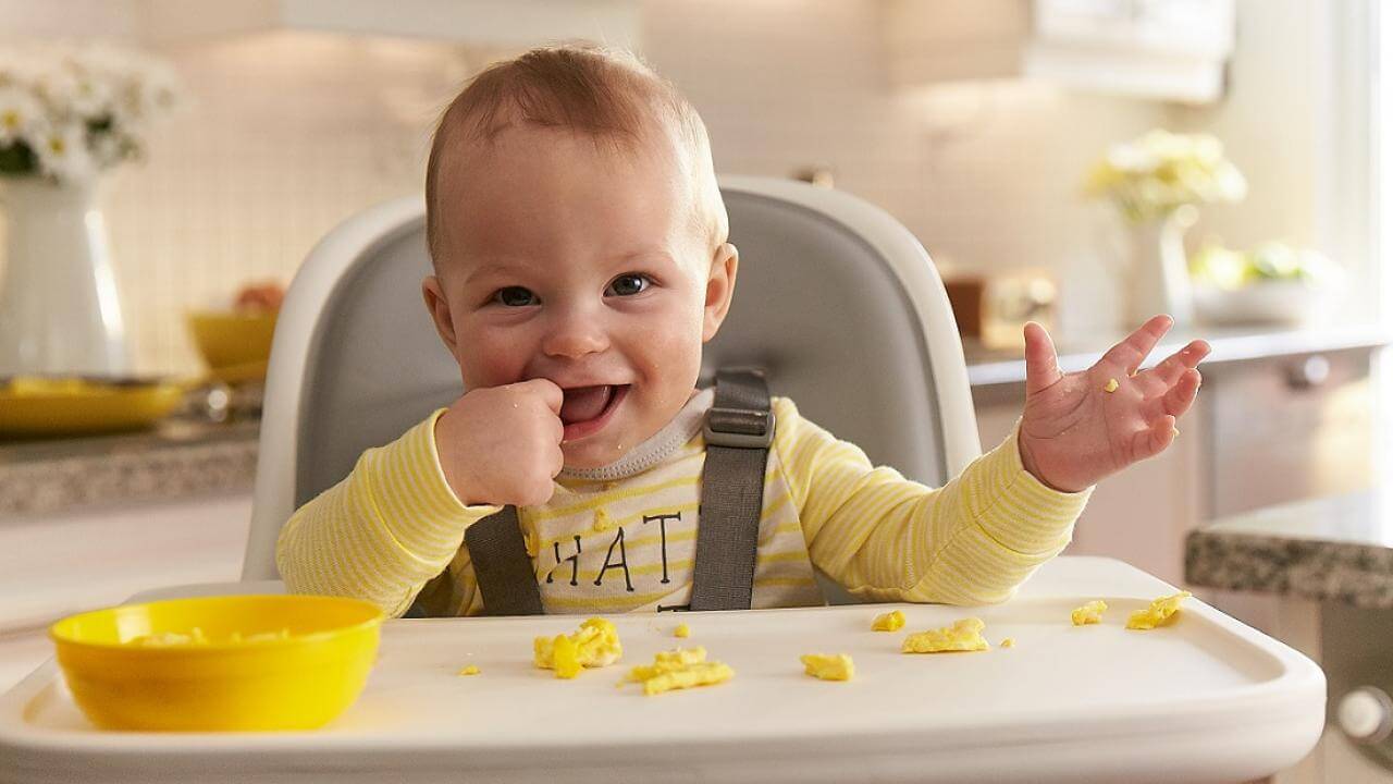 Mấy tháng tuổi thì trẻ nên ăn dặm và ăn lượng bao nhiêu? -