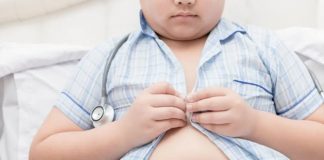 Trẻ thừa cân đang mắc Covid-19 thì phải ăn thế nào, có nên nhịn ăn không???