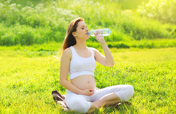 Mẹ bầu uống nước ảnh hưởng tích cực tới thai nhi