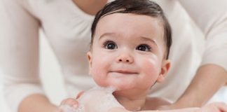 Sai lầm cần tránh khi tắm cho trẻ sơ sinh
