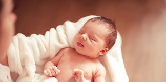 5+ cách chăm sóc trẻ sơ sinh khi giao mùa mẹ cần biết và thực hiện ngay cach-cham-soc-tre-so-sinh-khi-giao-mua-1