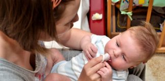 Hướng dẫn mẹ cách rơ lưỡi cho trẻ sơ sinh sạch khuẩn, chi tiết dễ hiểu nhất cach-ro-luoi-cho-tre-so-sinh-4