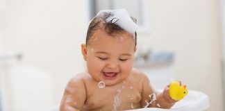 Tổng hợp top 5 sữa tắm cho bé loại nào tốt nhất mẹ nên lựa chọn huong-dan-me-cach-tam-cho-tre-so-sinh-da-rung-ron1