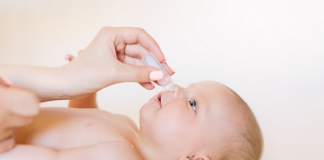 Hướng dẫn cách nhỏ mũi cho trẻ sơ sinh an toàn để trẻ ít quấy khóc
