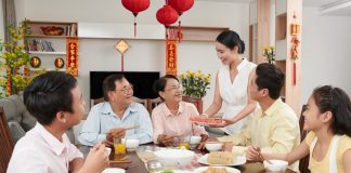 Quà 8 tháng 3 cho mẹ: Ngày 8 tháng 3 nên tặng gì cho mẹ thiết thực và ý nghĩa