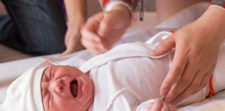 Trẻ sơ sinh bị phải vía biểu hiện thế nào? Cách đốt vía cho bé hiệu quả?