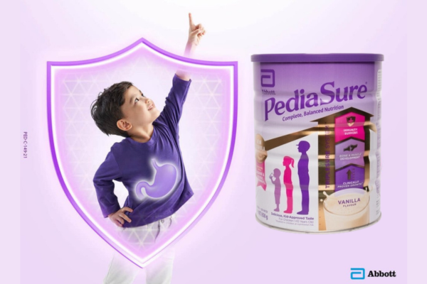 be-uong-sua-pediasure-bi-di-ngoai-5