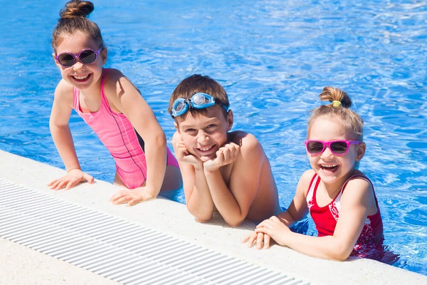 Học bơi là một hoạt động hè cho bé giúp nâng cao sức khỏe