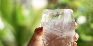 Mẹ sau sinh bao lâu được uống nước đá? Thời điểm thích hợp và an toàn sau-sinh-bao-lau-duoc-uong-nuoc-da-2