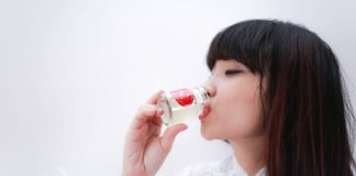 Mẹ sau sinh có nên uống nước yến? Một số lưu ý sau-sinh-bao-lau-thi-uong-duoc-nuoc-yen