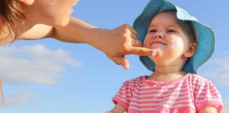 Hướng dẫn cách bôi kem chống nắng cho bé an toàn và hiệu quả cach-boi-kem-chong-nang-cho-be