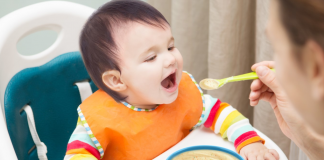 5 Cách nấu bột ăn dặm cho bé 6 tháng tuổi con ăn thun thút Tạo cho bé môi trường ăn thoải mái và ăn theo nhu cầu