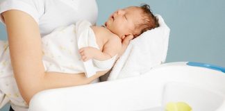 Cần mua bao nhiêu khăn tắm cho trẻ sơ sinh là đủ? Khăn tắm cho bé sơ sinh