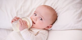 Mách mẹ ban đêm cho bé uống sữa gì?