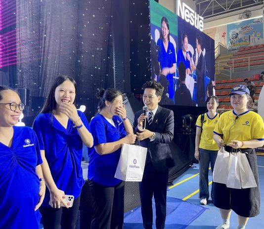 MC Trường Giang “khuấy đảo” Đồng diễn Yoga tại Festival Mẹ Bầu và Em Bé 2024 Hồ Chí Minh