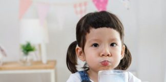 Giải đáp trẻ 3 tuổi nên uống sữa gì? Sữa bột hay sữa tươi tốt hơn?