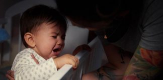 Trẻ quấy khóc đêm không rõ nguyên nhân phải làm sao?