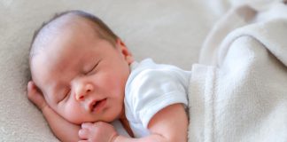 Trẻ ngủ không sâu giấc hay giật mình nguyên nhân và cách khắc phục