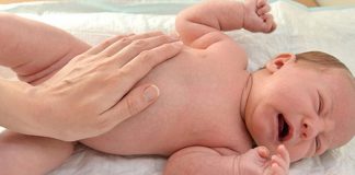 Trẻ sơ sinh sôi bụng xì hơi nhiều có sao không? Cách khắc phục?