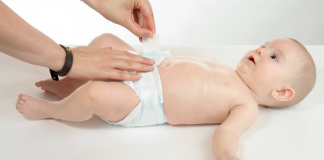 Lý do trẻ sơ sinh đi ngoài són nhiều lần trong ngày và cách xử lý đúng cách