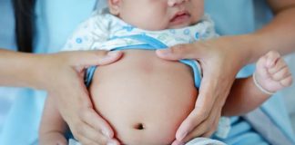 Trẻ bị đầy bụng nôn trớ phải làm sao? Hướng dẫn xử lý nhanh tránh tái diễn