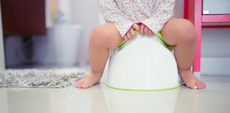 Nguyên nhân trẻ đi ngoài có mùi chua và cách xử lý tại nhà