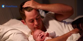 Trẻ ngủ không sâu giấc hay khóc đêm phải làm sao?