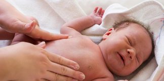 Cách giúp bé hết rối loạn tiêu hóa do ăn uống ngày Tết