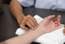 Hướng dẫn nhìn cổ tay biết có thai tuần đầu cực đơn giản nhin-co-tay-biet-co-thai-tuan-dau